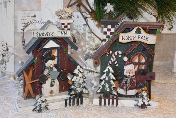 Weihnachtshaus mit Schneemann oder Nikolaus