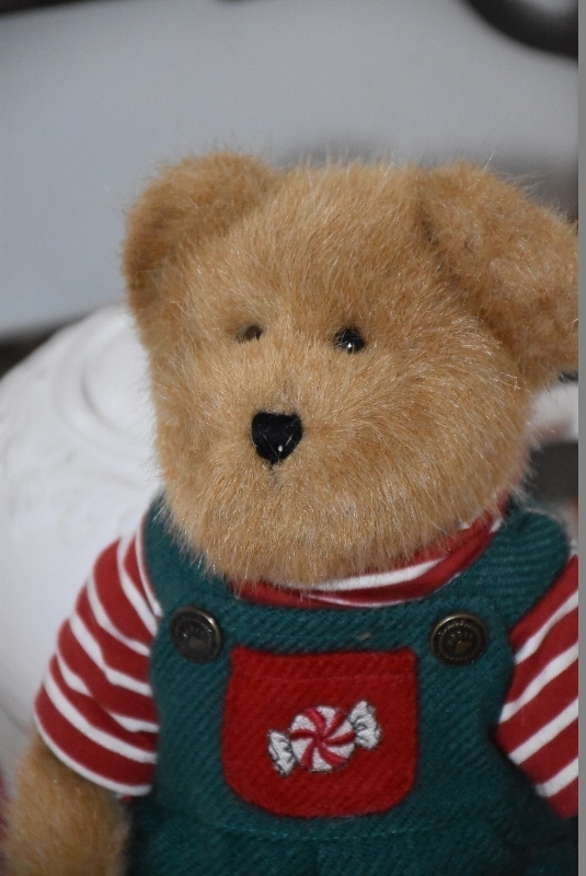Boyds Bär, Teddy Candy, 26 cm mit Latzhose und Ringelshirt