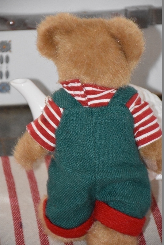 Boyds Bär, Teddy Candy, 26 cm mit Latzhose und Ringelshirt