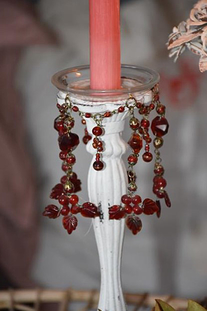 Kerzenteller, Tropfschale aus Glas, rote Perlendeko