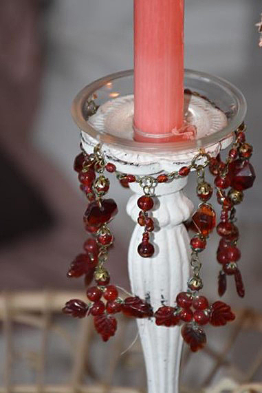 Kerzenteller, Tropfschale aus Glas, rote Perlendeko