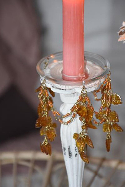 Kerzenteller, Tropfschale aus Glas, Perlendeko in ocker