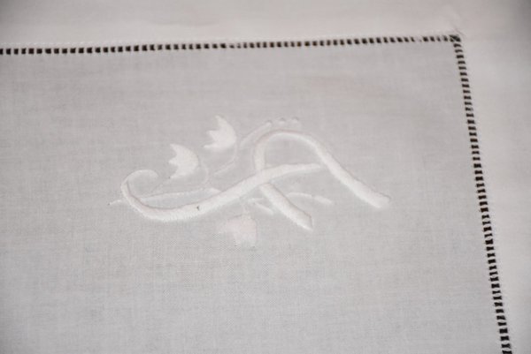 Stoffserviette aus weißer Baumwolle mit gesticktem Monogramm L-W