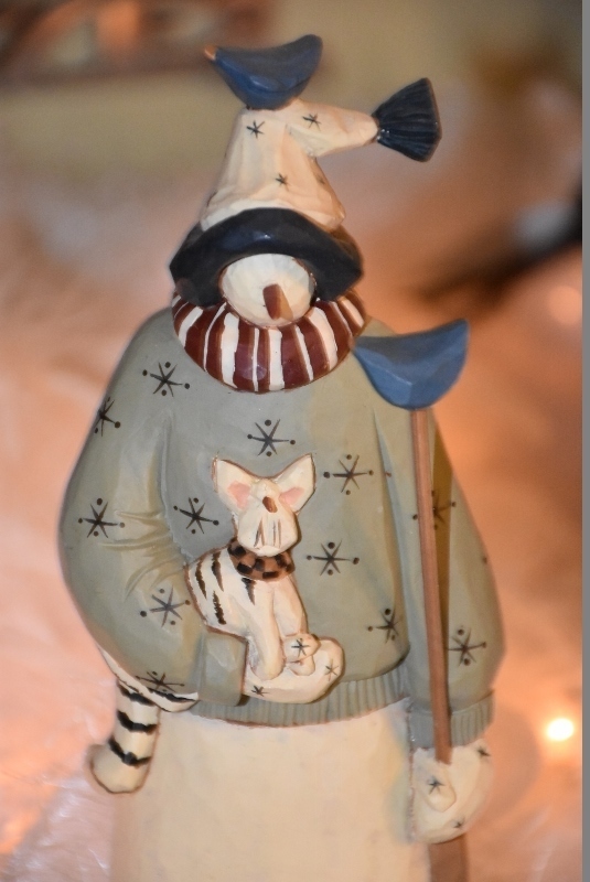 Williraye Winter´s Mascot, Schneemann mit Hund und Besen