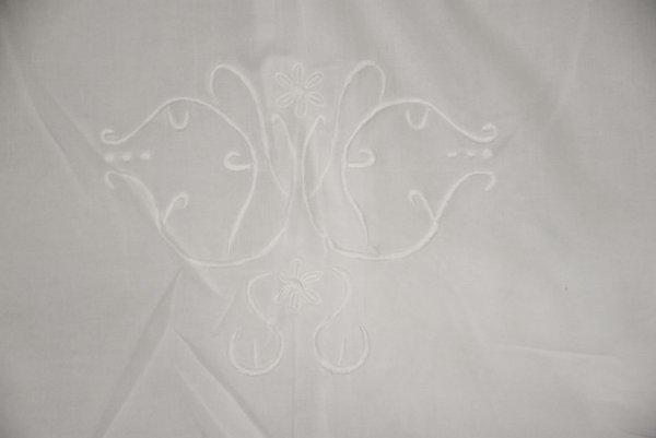 Chic Antique,  zarte weiße Gardine mit Monogramm und Bindebändern
