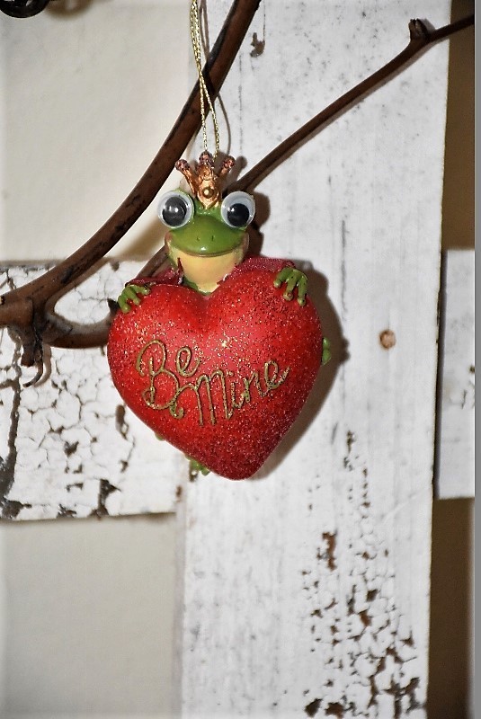Katherine´s Collection Froschkönig mit rotem Herz
