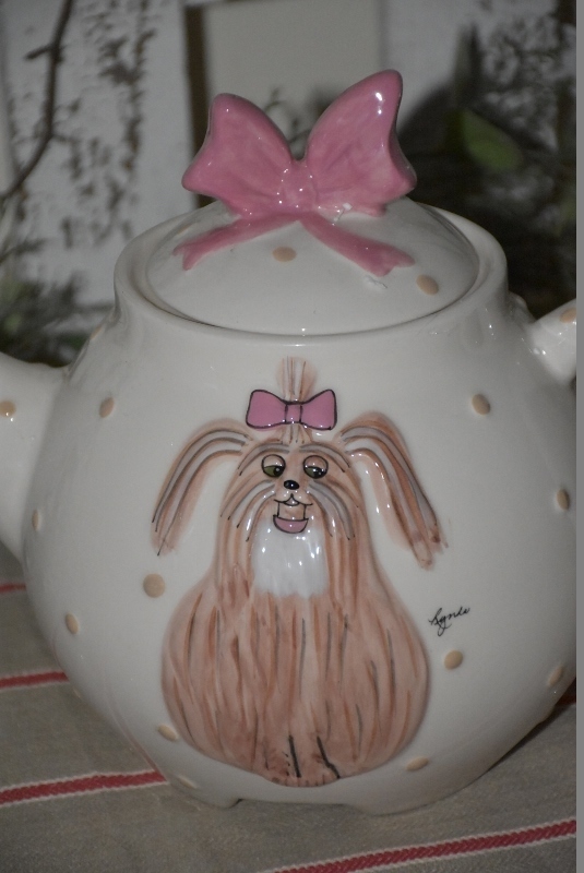 Teekanne mit Hund, Schleife, Punkten - aus Keramik