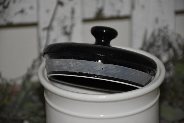 Zuckerdose aus Keramik mit schwarzem Deckel, vintage Stil