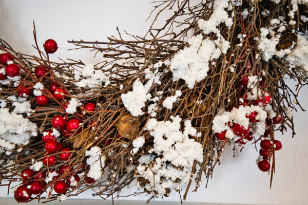 Weihnachtskranz / Türkranz mit roten Beeren und Schnee