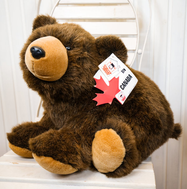 Stuffed Animal House sitzender Braun Bär
