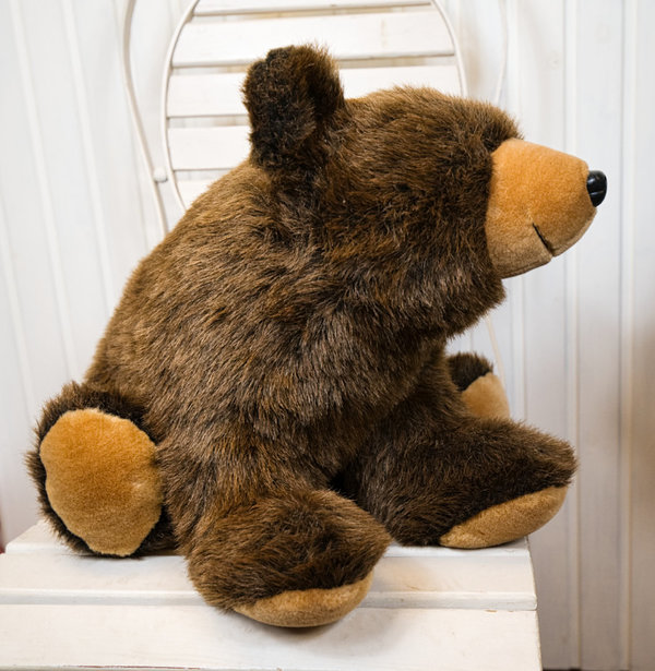 Stuffed Animal House sitzender Braun Bär
