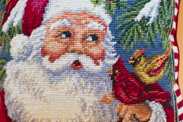 Handgesticktes Kissen mit Weihnachtsmann und Vögeln