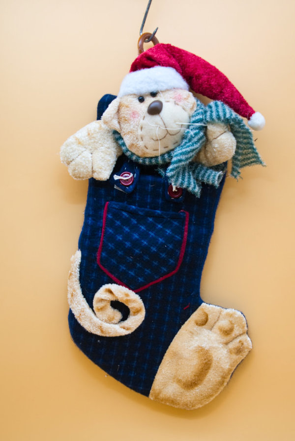 Blauer Nikolausstiefel mit Teddybär mit Weihnachtsmütze