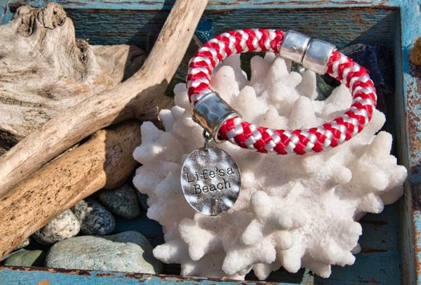 DriftwoodRose Armband aus rot-weißem Segeltau "Life´s a beach"