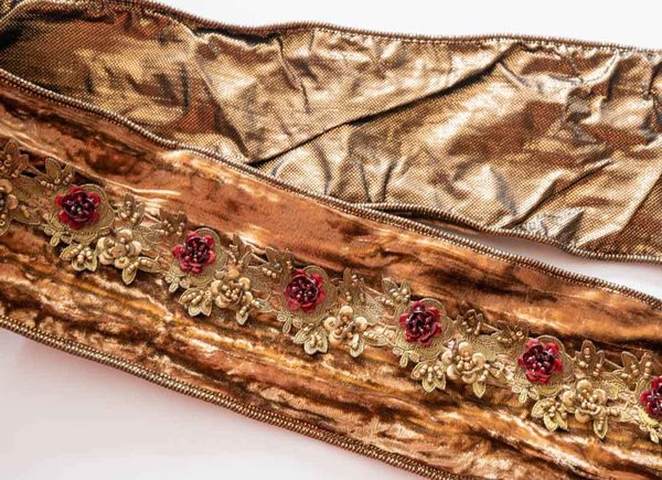 Opulentes Samtband mit Pailletten und Perlen, messing, 10 cm breit