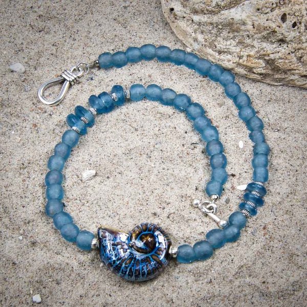 DriftwoodRose - Halskette Seeglas "Schnecke" meerblau