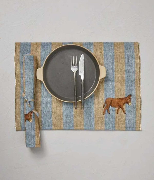 Sylvie Thiriez Tischset Cevennes bleu aus besticktem Baumwoll-Rips mit Esel, 33 x 48 cm