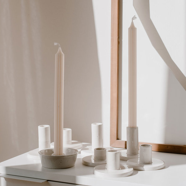 Kerzenständer aus Steingut mit liebevollen Details von Eulenschnitt